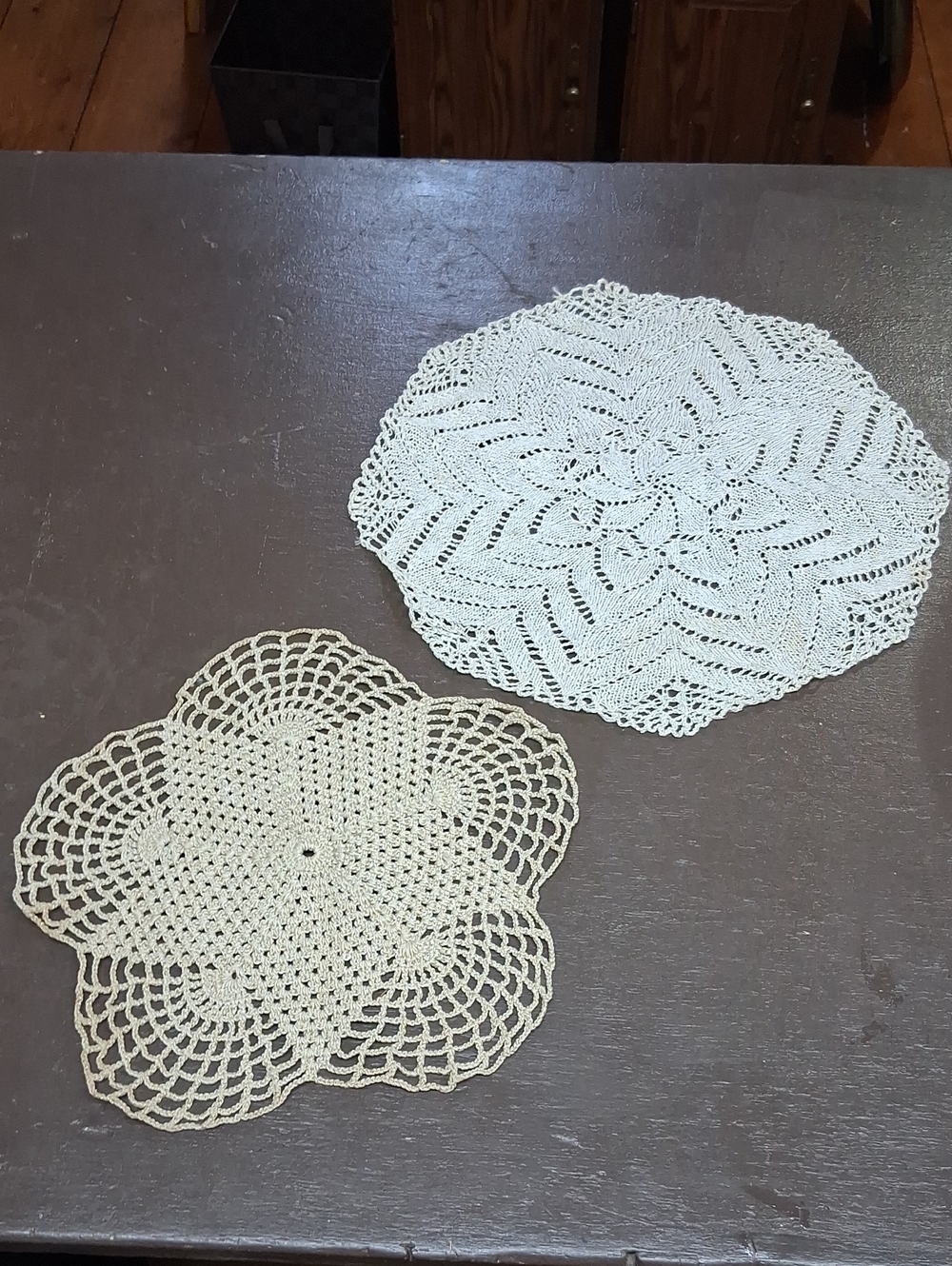 Set‎ of 2 sparkle crocheted doilies, creAM